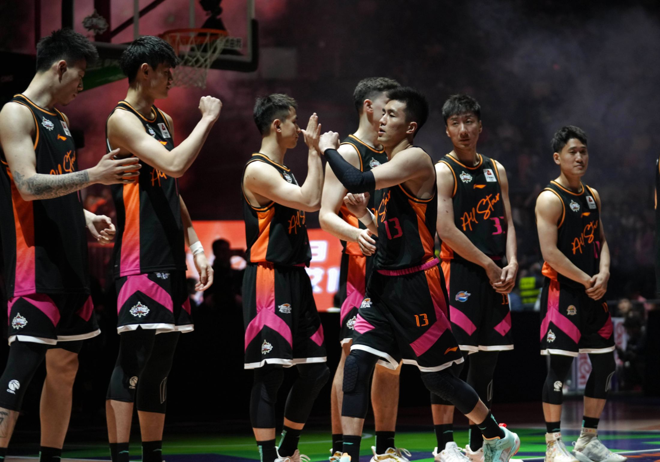 包含赛地聚焦——CBA常规赛集结日热度飙升；曼联再遭质疑；压力陡增；医务组通报恢复的词条