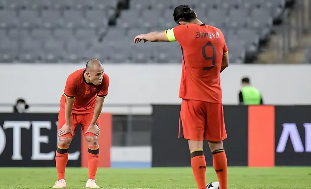 里昂训练开放日，赛后强势反弹引欢呼，足总杯在即，年轻球员得到机会 