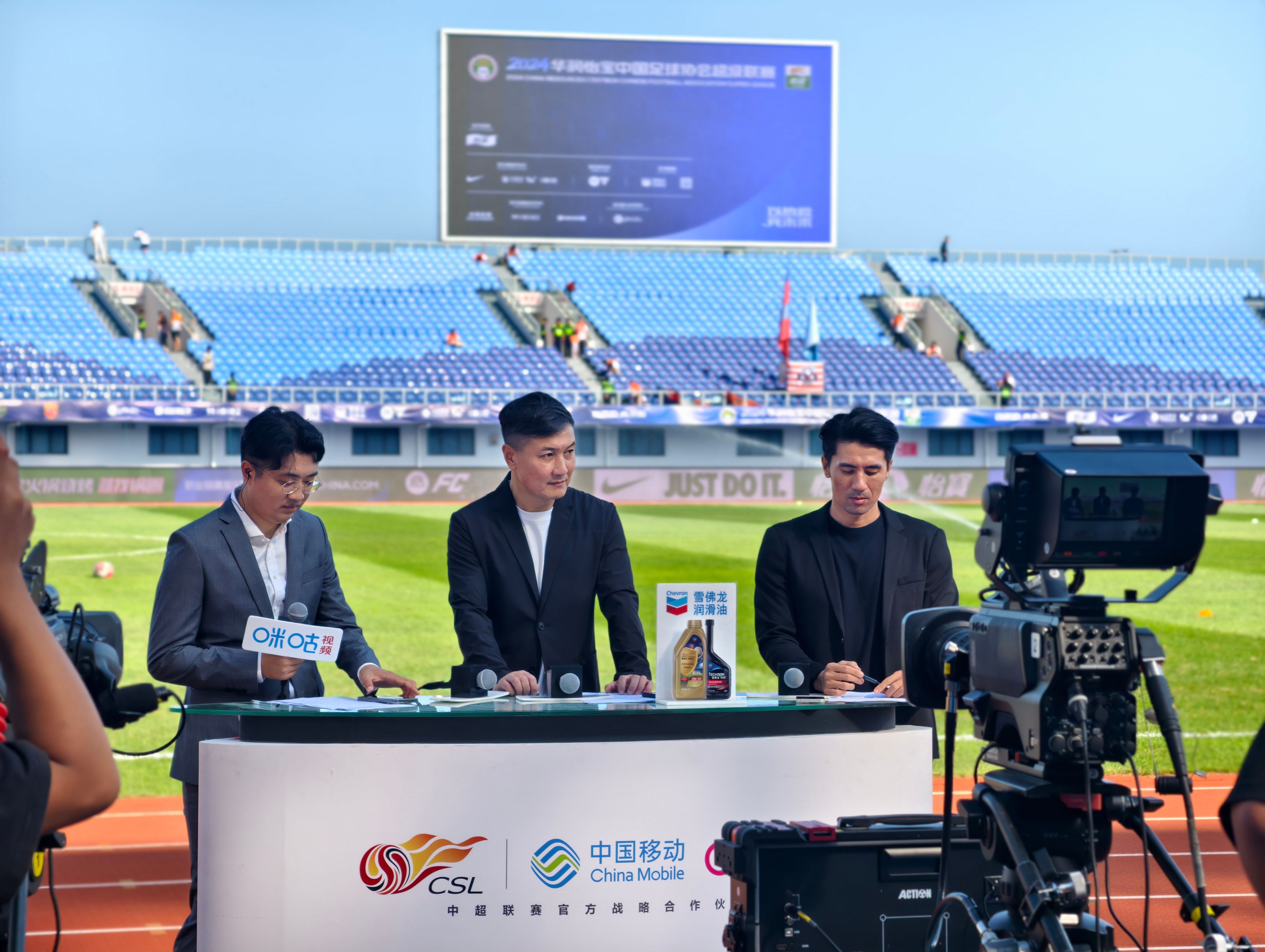 上海申花发布备战花絮，今晨内部沟通，荷甲任务艰巨，训练强度明显提升(上海申花最新动态新闻最新消息)