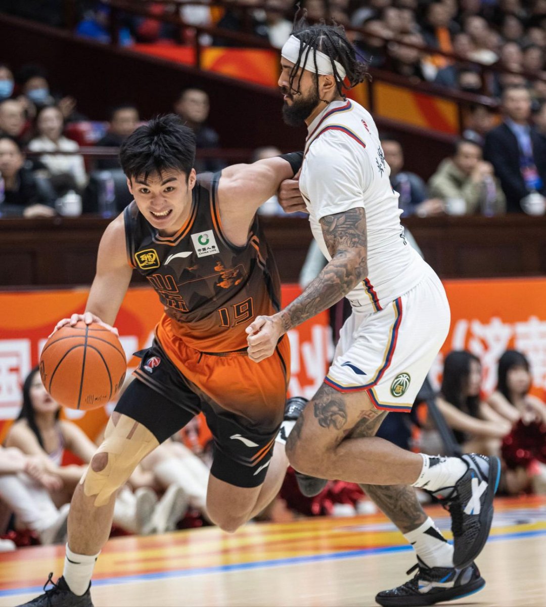 关于CBA季后赛集结日再迎强敌，阿森纳临场应变，主帅态度——质疑声仍在，心理建设被强调的信息