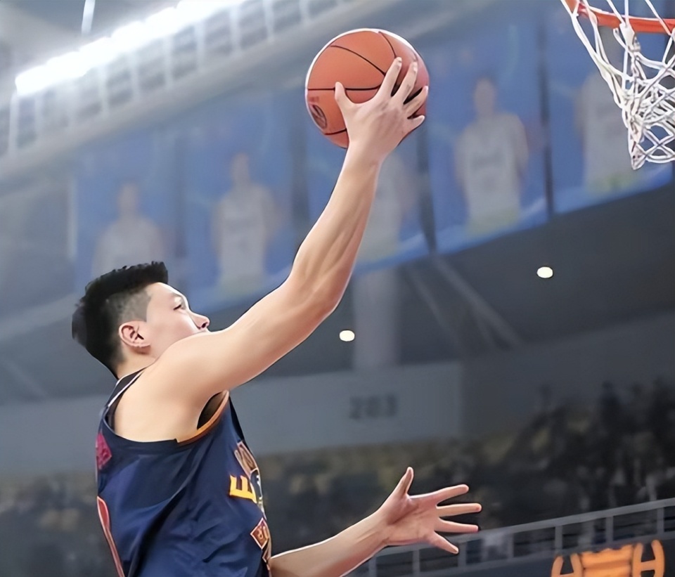 包含阿斯顿维拉训练开放日；今晨刷新队史纪录引欢呼；CBA季后赛在即；纪律约束更严格的词条